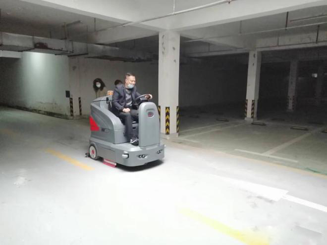 海东小区物业保洁不用人力改用驾驶式洗地机了